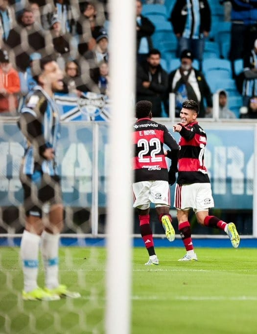 Flamengo aproveita tropeço do Palmeiras e vence Grêmio fora de casa