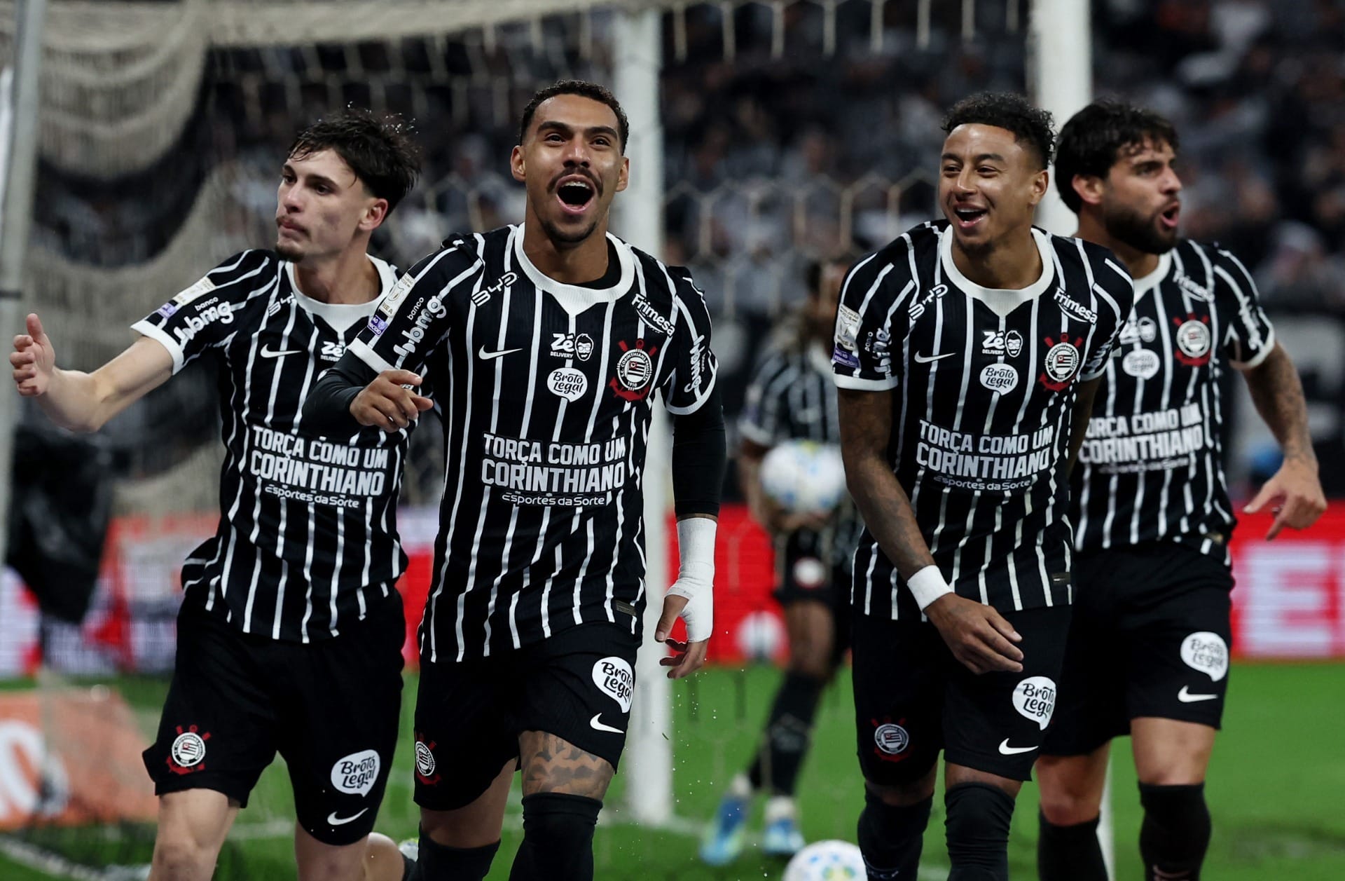 Corinthians vence o São Paulo em clássico quente e polêmico pelo Brasileiro