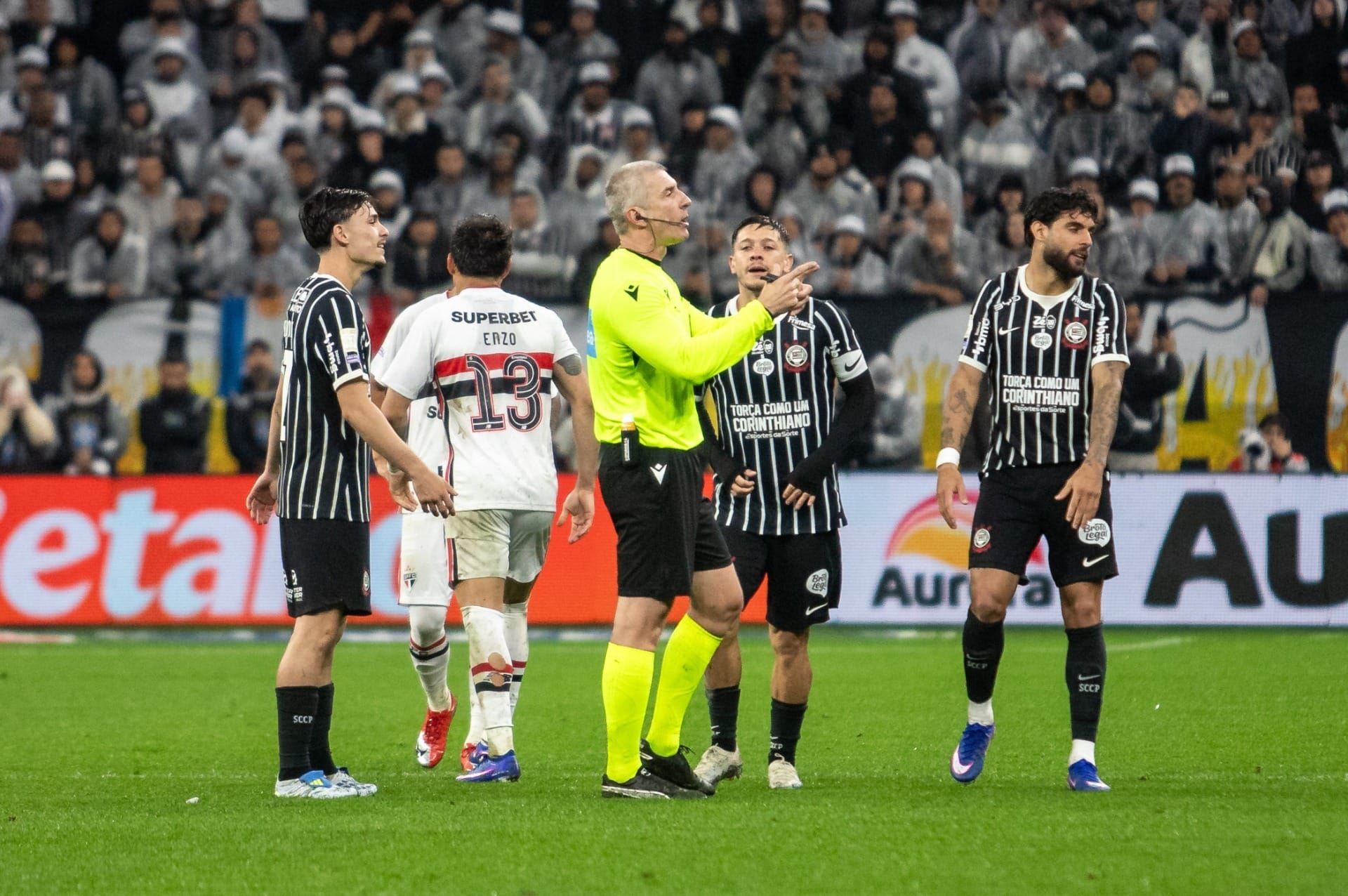 Corinthians e São Paulo tem polêmica após gesto obsceno de Bobadilla; veja