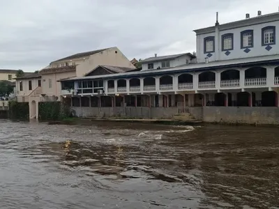 Rio Nhundiaquara sobe após chuva forte em Morretes, Litoral do PR
