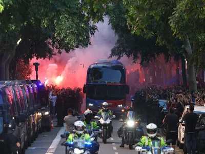 Torcedores do Barcelona se confundem e atacam ônibus do próprio time
