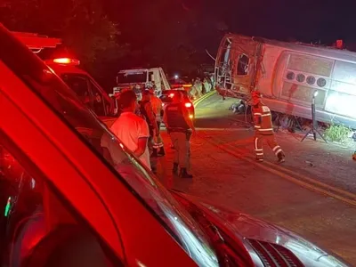 Ônibus que transportava trabalhadores rurais tomba e deixa um morto em MG