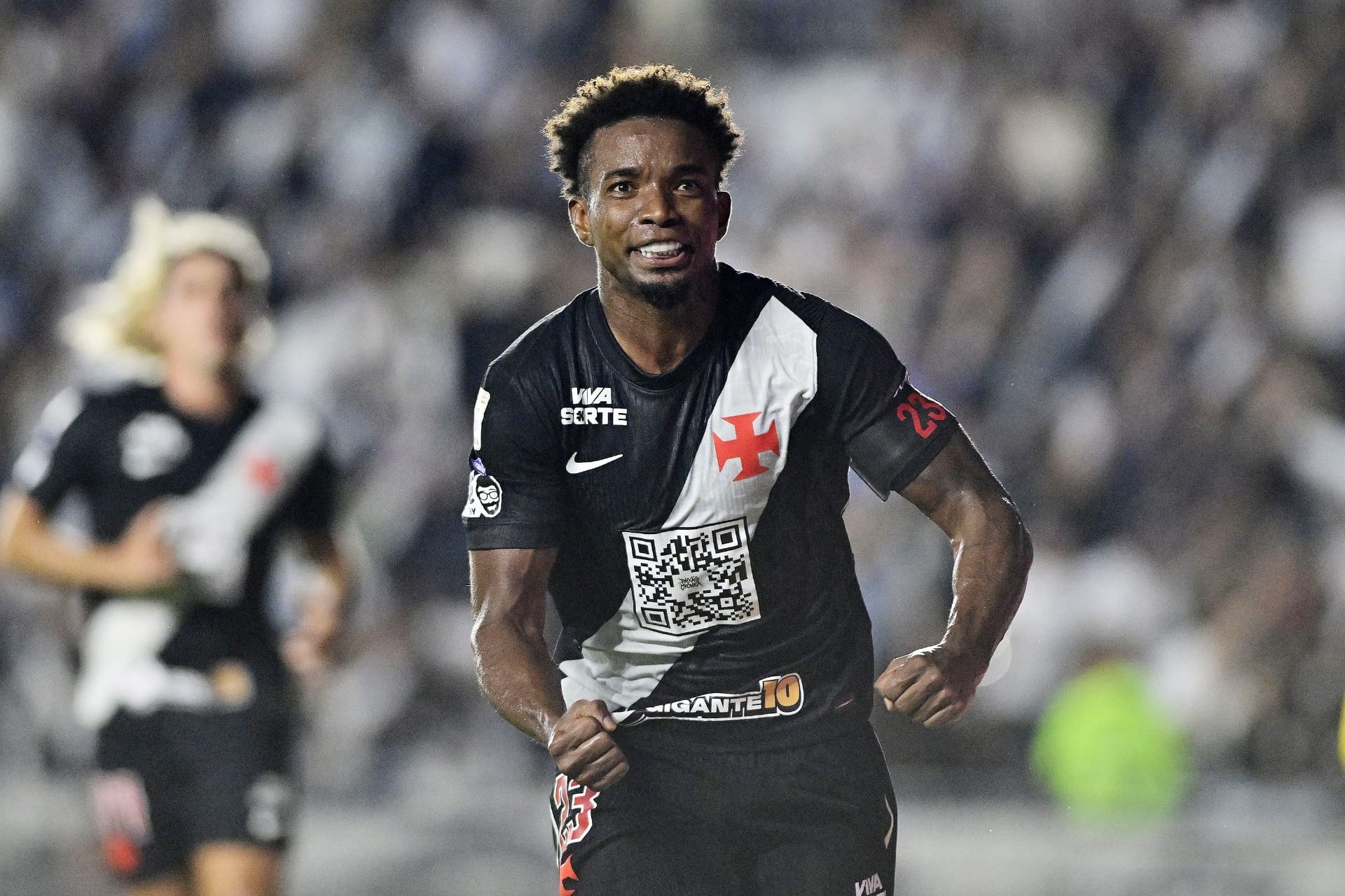 Vasco vence o Athletico-PR e retoma o caminho das vitórias no Brasileirão