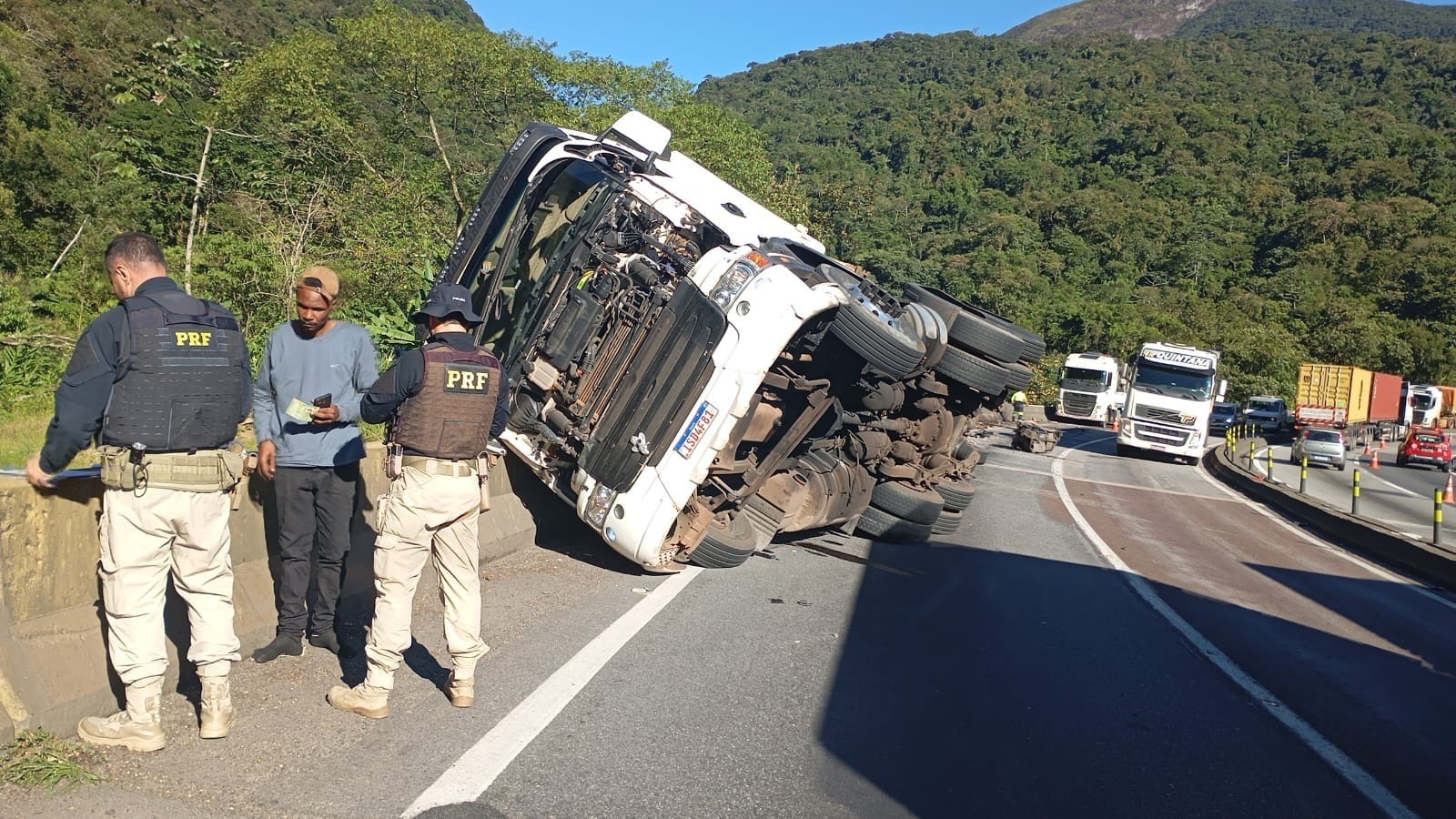 Como está a BR-277 na Serra do Mar após acidente no Viaduto dos Padres