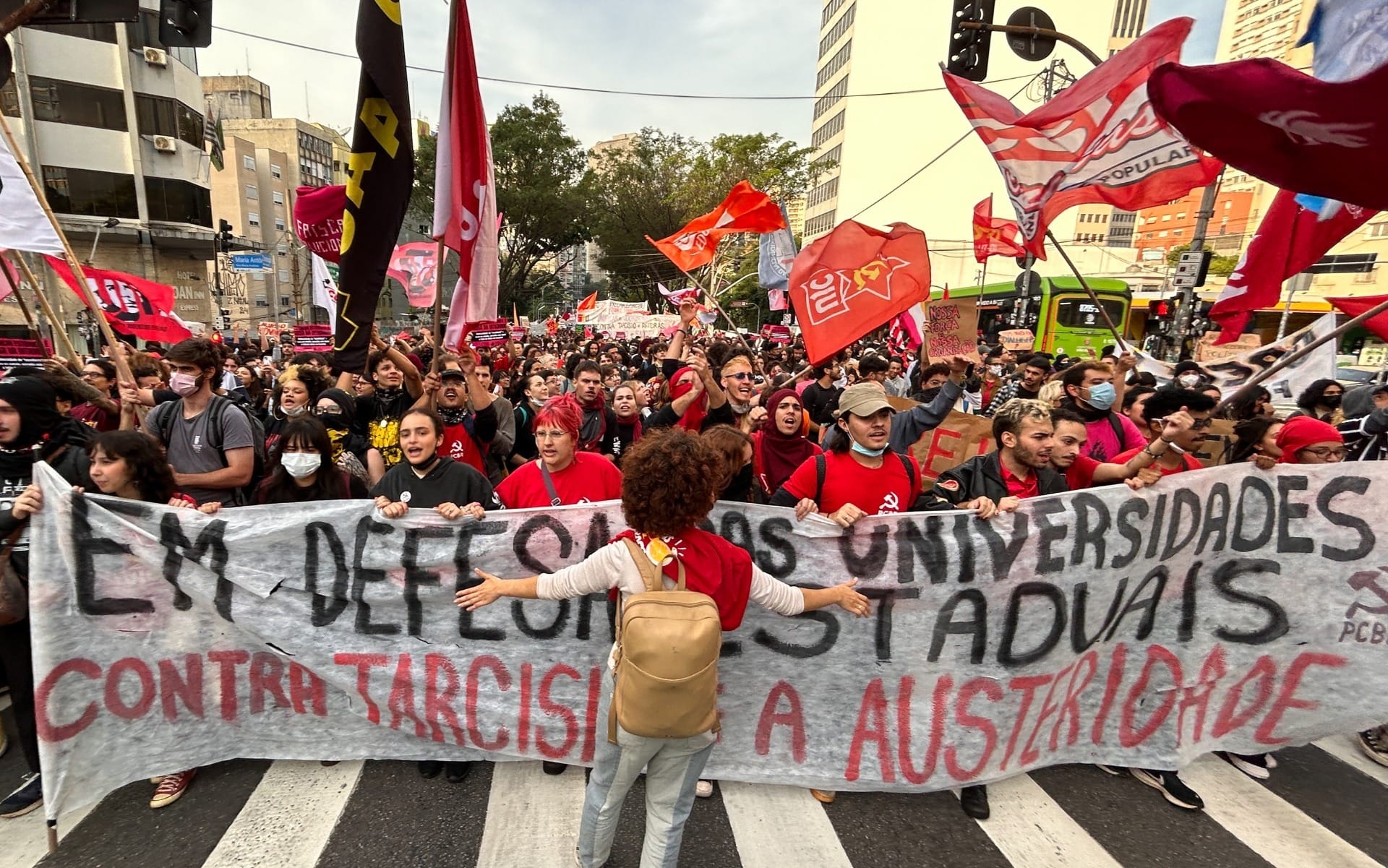 Protesto de alunos da USP termina em pancadaria no Centro de SP