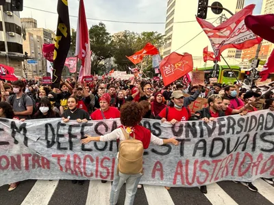 Protesto de alunos da USP termina em pancadaria no Centro de SP