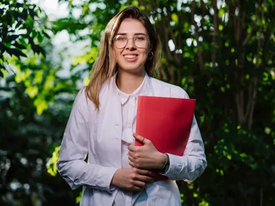 É possível estudar medicina e trabalhar: veja como conciliar