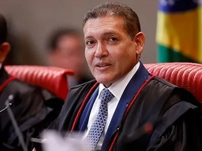 Nunes Marques assume presidência do TSE; veja trajetória do ministro do STF