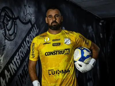 Série C: goleiro ex-Santos faz gol contra de cabeça e leva frango; assista