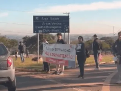 Trabalhadores e alunos da Unicamp realizam protesto nesta terça-feira (12)