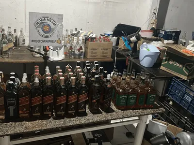 Mulher procurada por furto é presa por falsificação de bebidas e racismo