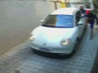 Briga de trânsito termina com motociclista atropelado no Batel