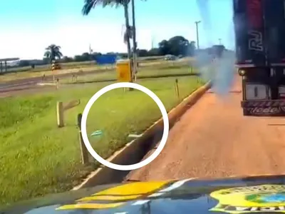 PRF flagra caminhoneiro arremessando cocaína pela janela na BR-163