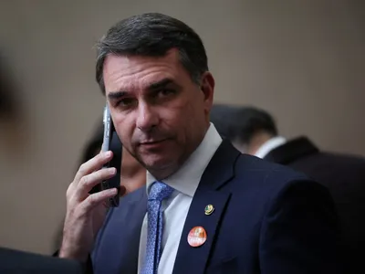 Flávio Bolsonaro confirma que encontrou Vorcaro após 1ª prisão de banqueiro