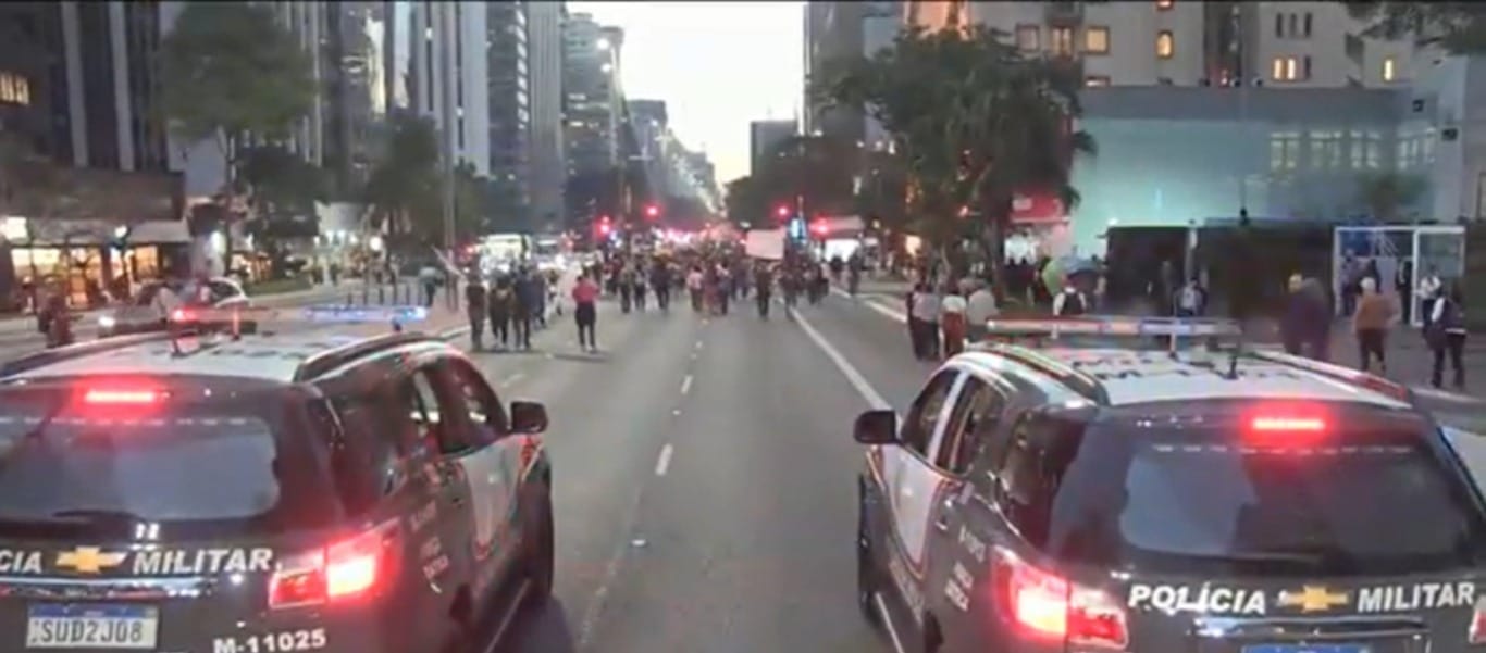 Professores em greve protestam na Avenida Paulista por reajuste salarial