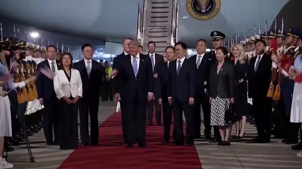 Trump chega à China com enorme comitiva para encontro com Xi Jinping