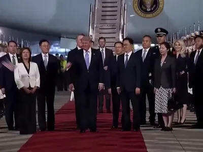 Trump chega à China com enorme comitiva para encontro com Xi Jinping