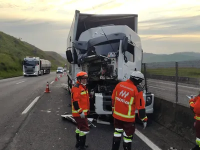 Colisão deixa caminhão destruído na Dutra em Cruzeiro