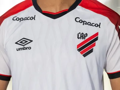 Athletico e Umbro lançam nova camisa branca para 2026
