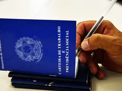 Taxa de desemprego diminuiu entre março e abril, segundo o IBGE