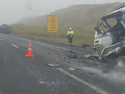 Acidente entre carretas deixa motorista gravemente ferido em Caçapava