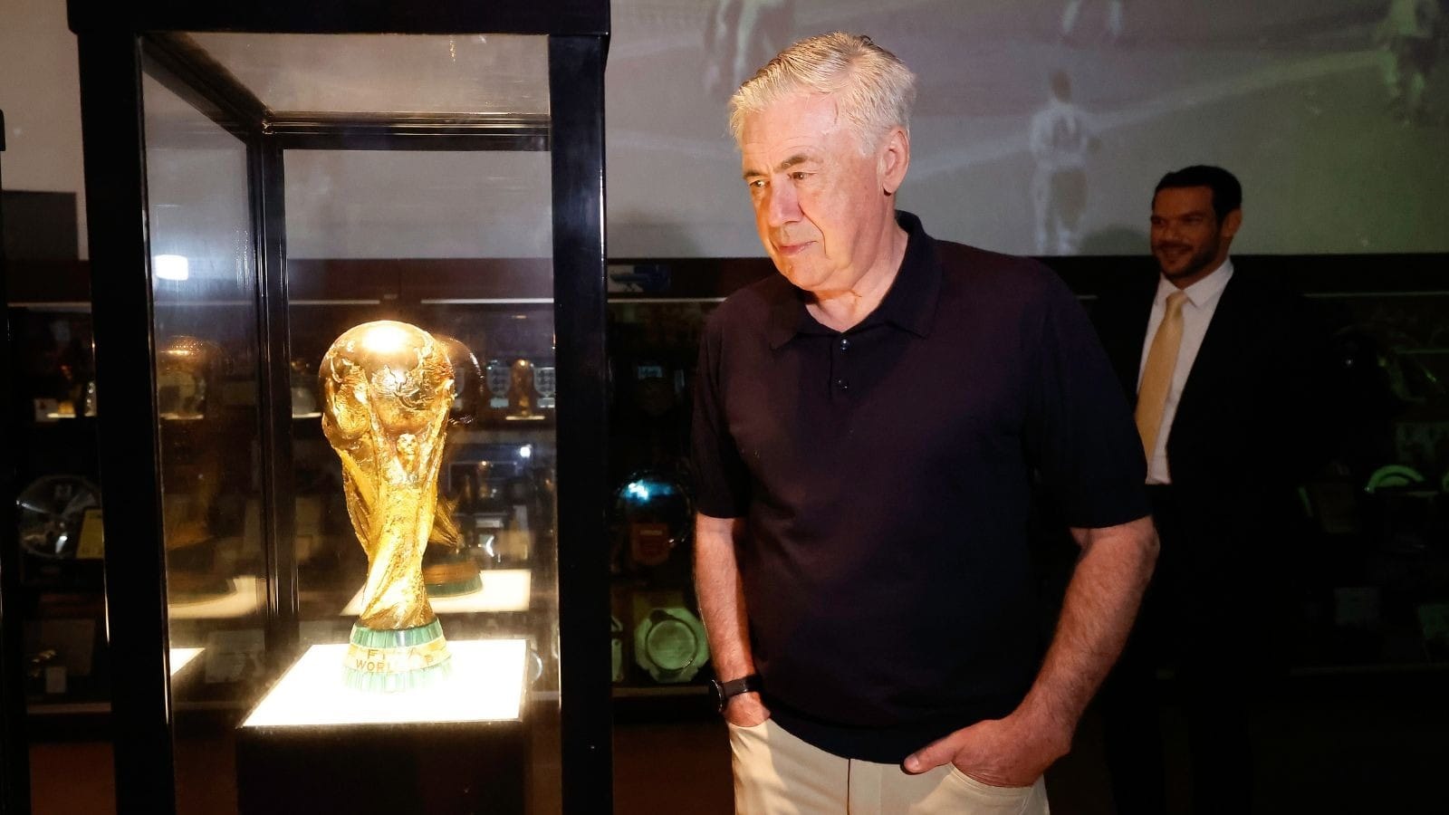 Carlo Ancelotti com a taça da Copa do Mundo no museu da CBF (Foto: Rafael Ribeiro / CBF)