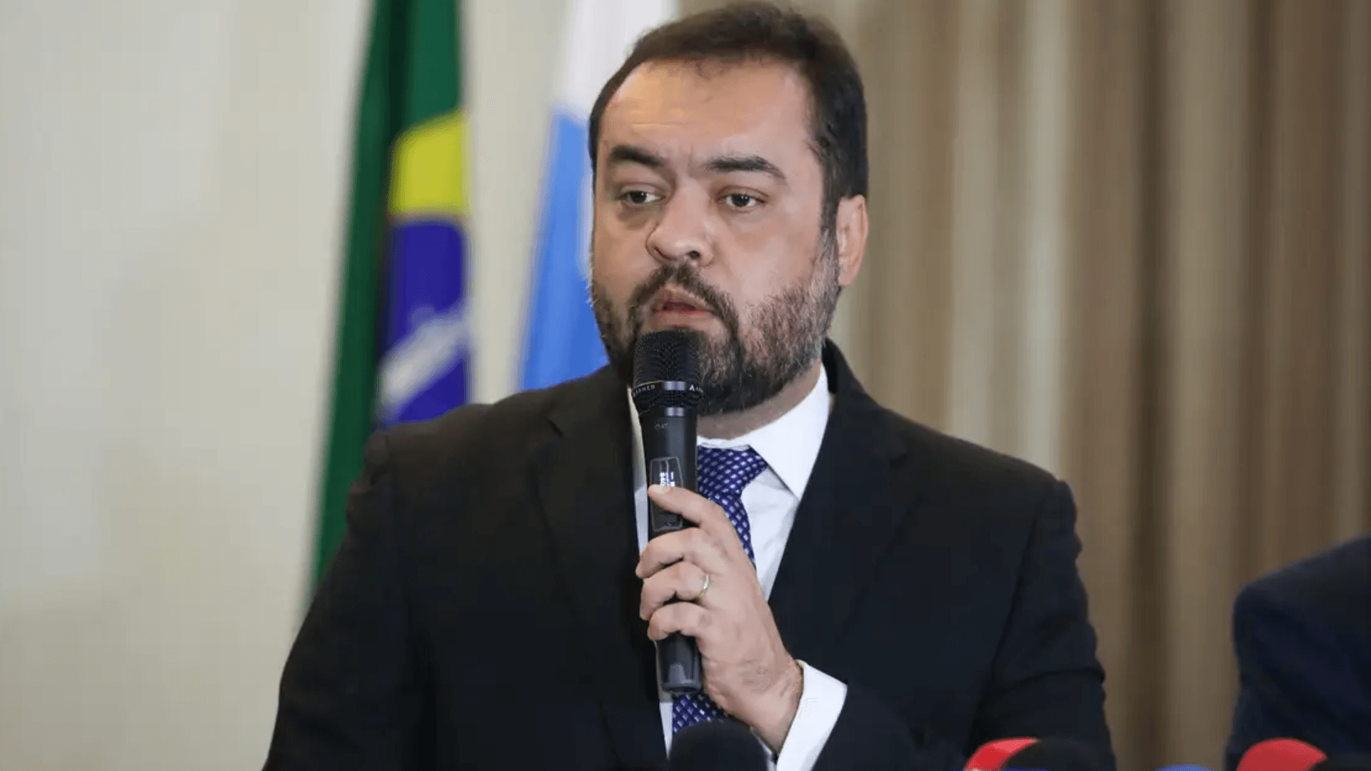 Cláudio Castro se diz indignado e nega irregularidades após operação da PF