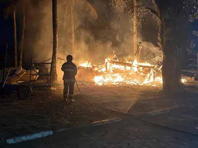 Embarcação fica destruída após incêndio em Caraguatatuba; veja vídeo