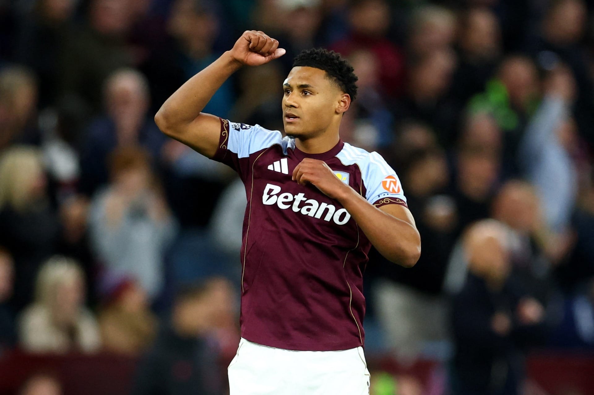 Aston Villa vence e ultrapassa Liverpool na Premier League