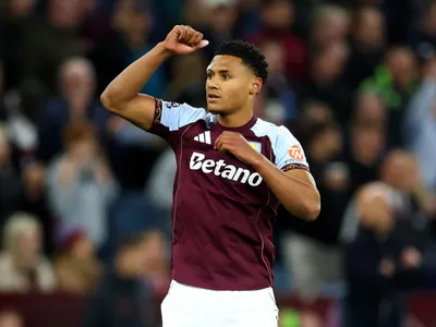 Aston Villa vence e ultrapassa Liverpool na Premier League