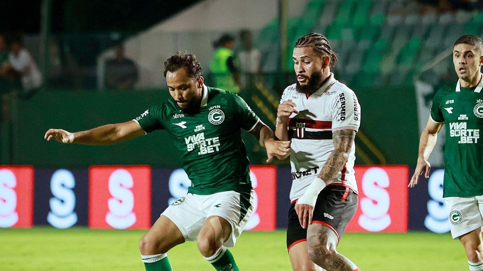 Goiás vence o Botafogo-SP e sobe na tabela da Série B