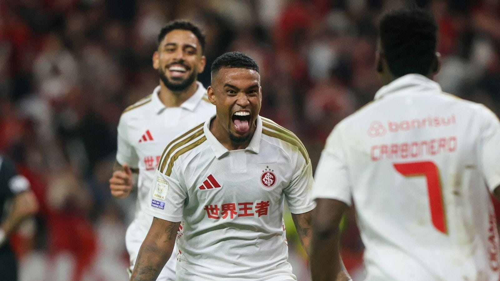 Internacional goleia o Vasco e embala no Brasileirão
