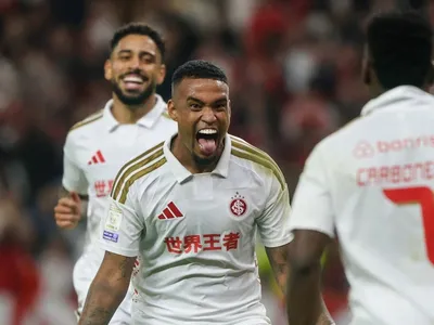 Internacional goleia o Vasco e embala no Brasileirão