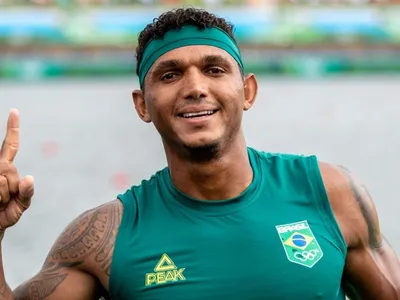 Isaquias Queiroz conquista medalha de ouro na Copa do Mundo de canoagem