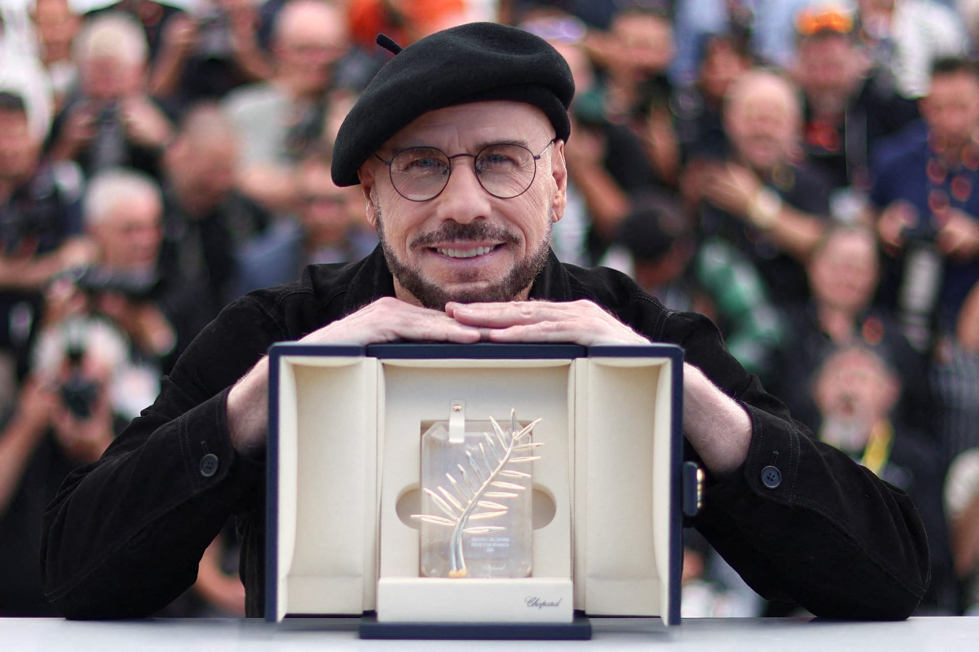 John Travolta é surpreendido com Palma de Ouro honorária em Cannes