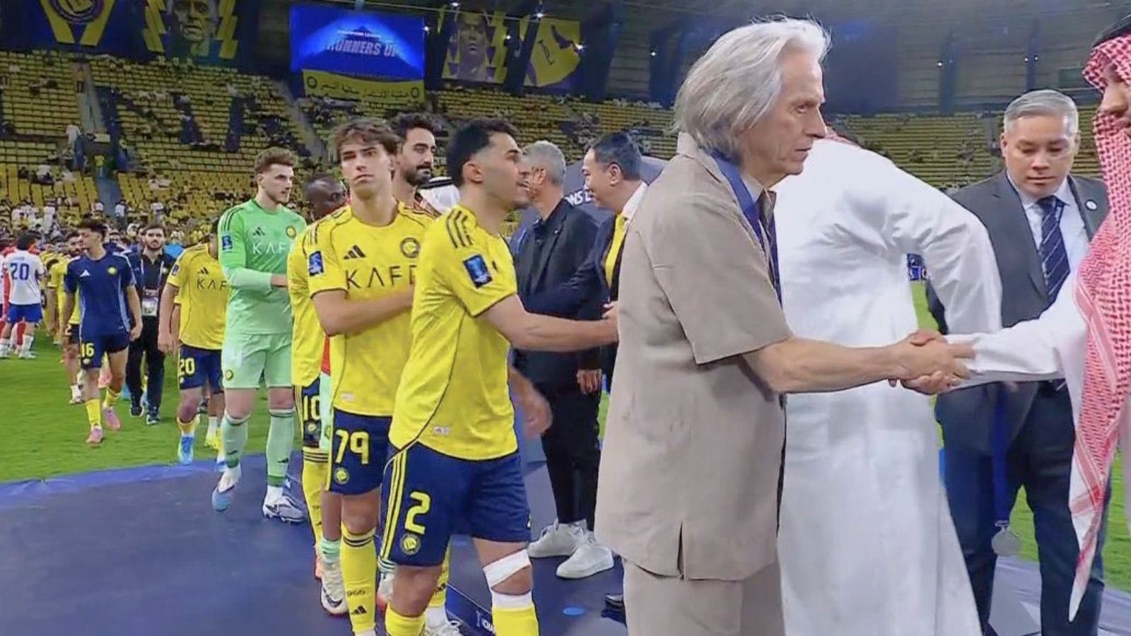Jorge Jesus e o elenco do Al Nassr recebendo a medalha de prata sem Cristiano