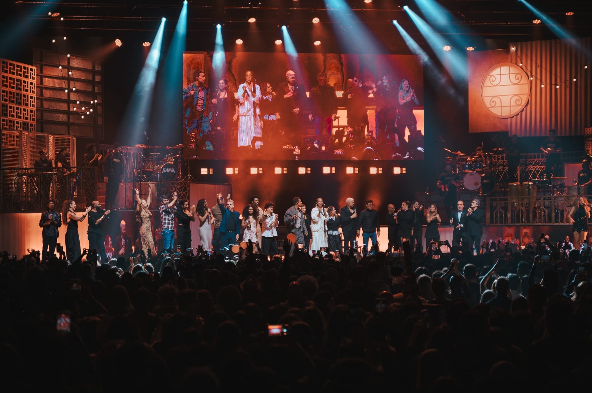 Fim de 'Três Graças' contou com show para fãs em São Paulo; veja fotos