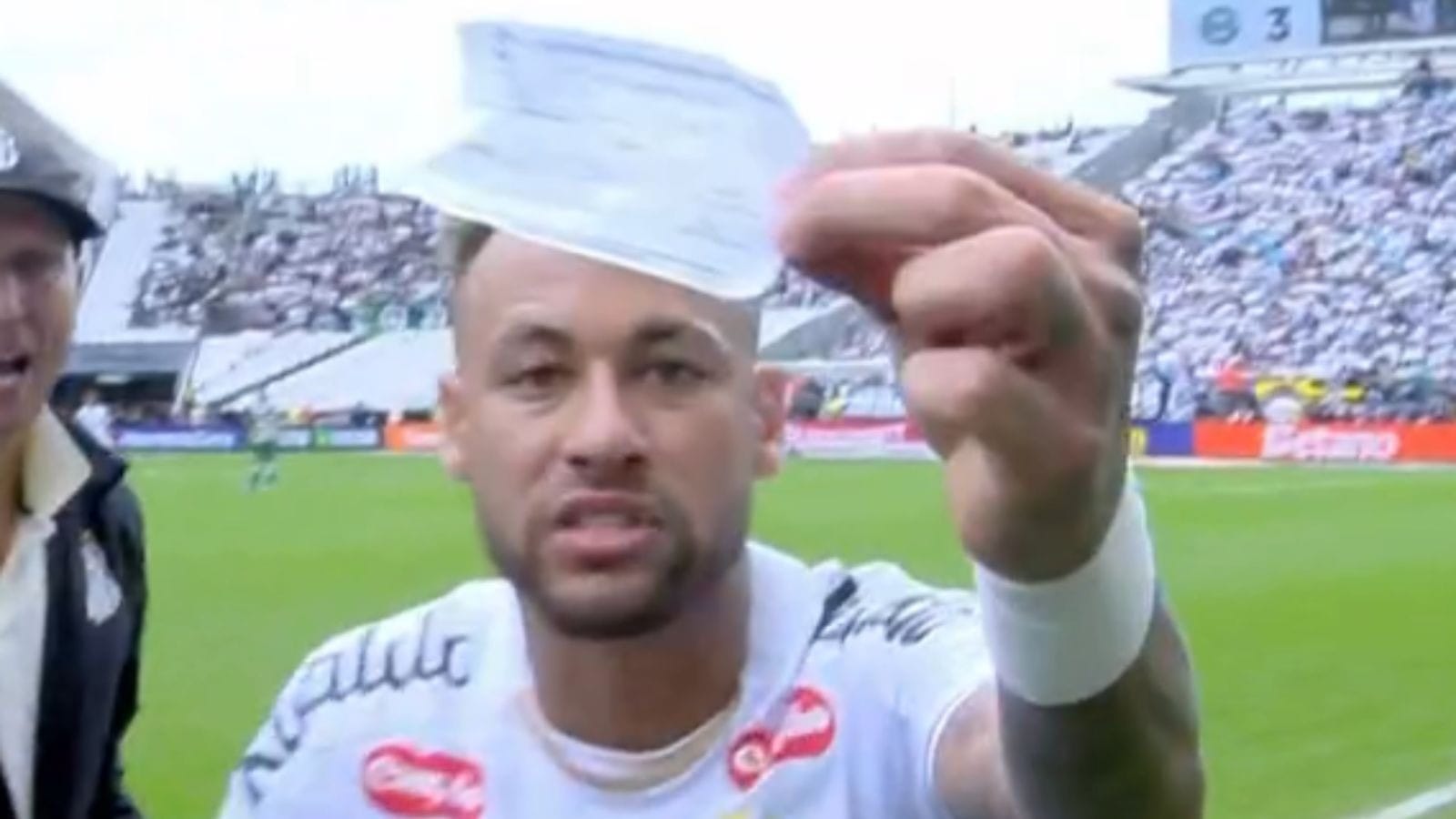Neymar mostra o papel da substituição para a câmera de transmissão (Foto: Reprodução)