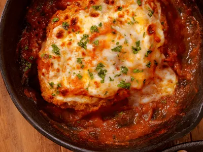 Prepare frango à napolitana em casa, com menos gordura e em 40 minutos