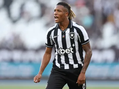 Danilo é afastado do Botafogo após não jogar contra o Corinthians; entenda