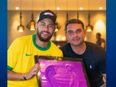 PL tenta associar imagem de Flávio Bolsonaro à de Neymar após convocação