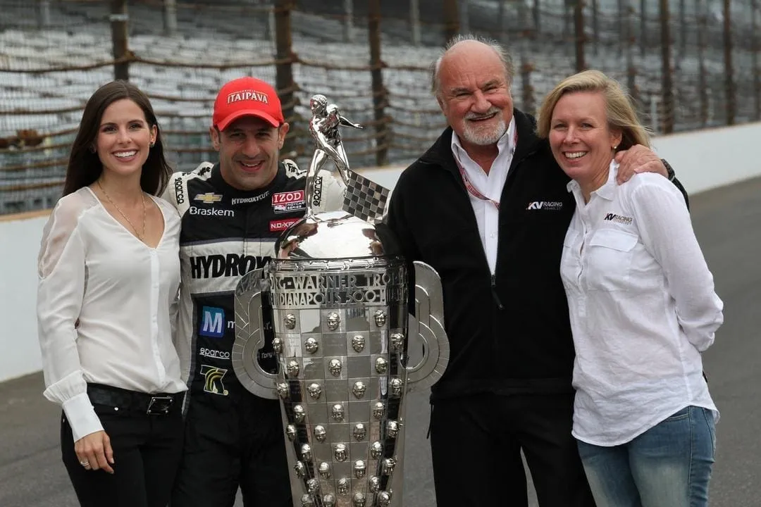 O dono da equipe, Kevin Kalkhoven, com Tony Kanaan e suas esposas