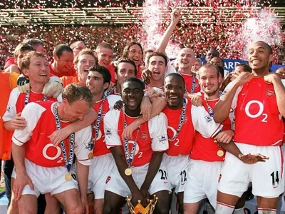 Como era o mundo quando o Arsenal ganhou a Premier League 2003/04? Veja