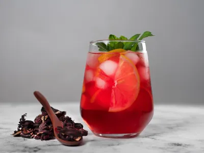 Drink de hibisco com laranja e gengibre do chef Bruno Hashimoto | Band Receitas