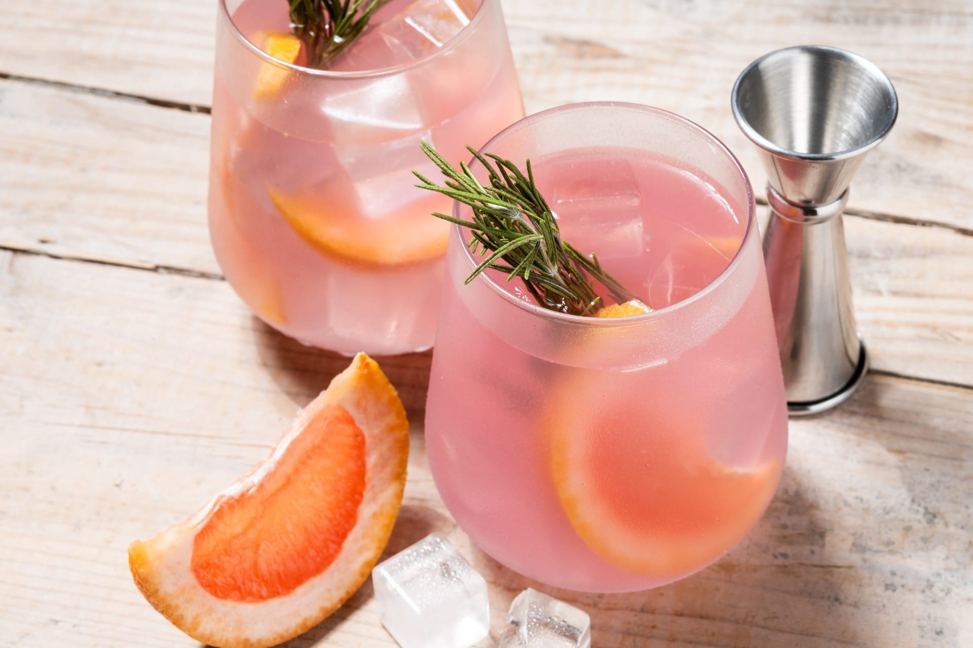 Drink de vinho rosé, abacaxi, capim limão, hortelã e coco do chef Bruno Hashimoto | Band Receitas