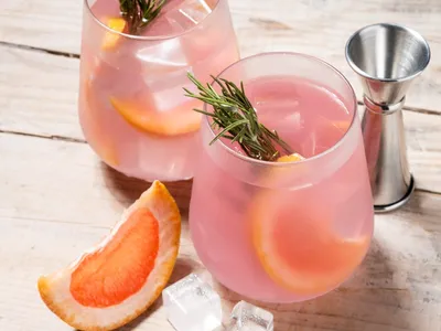 Drink de vinho rosé, abacaxi, capim limão, hortelã e coco do chef Bruno Hashimoto | Band Receitas