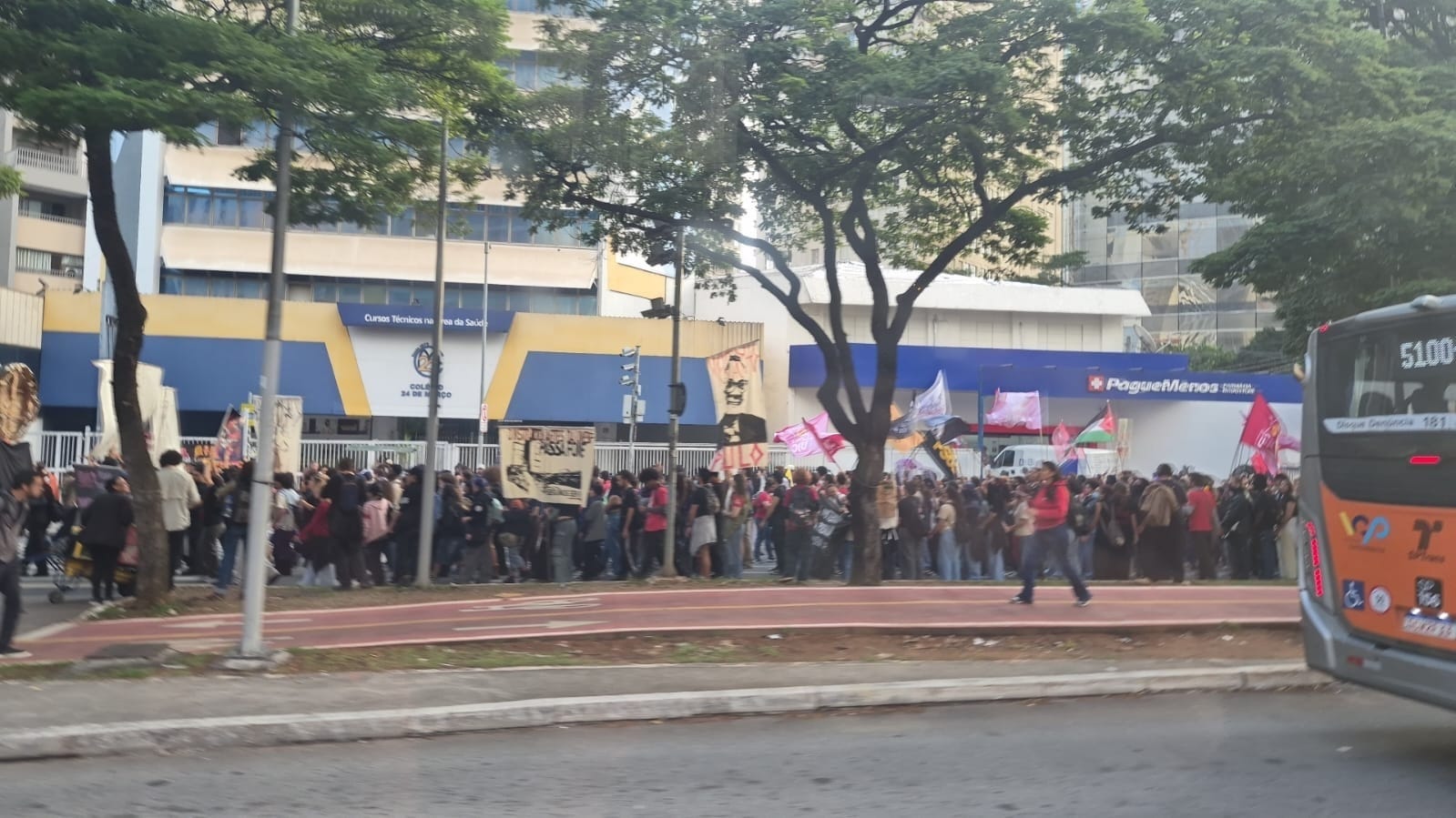 Alunos de universidades estaduais protestam e interditam ruas de SP