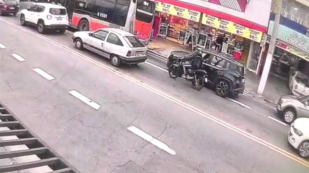 Piloto morre após ser baleado na cabeça durante assalto na Zona Oeste de SP