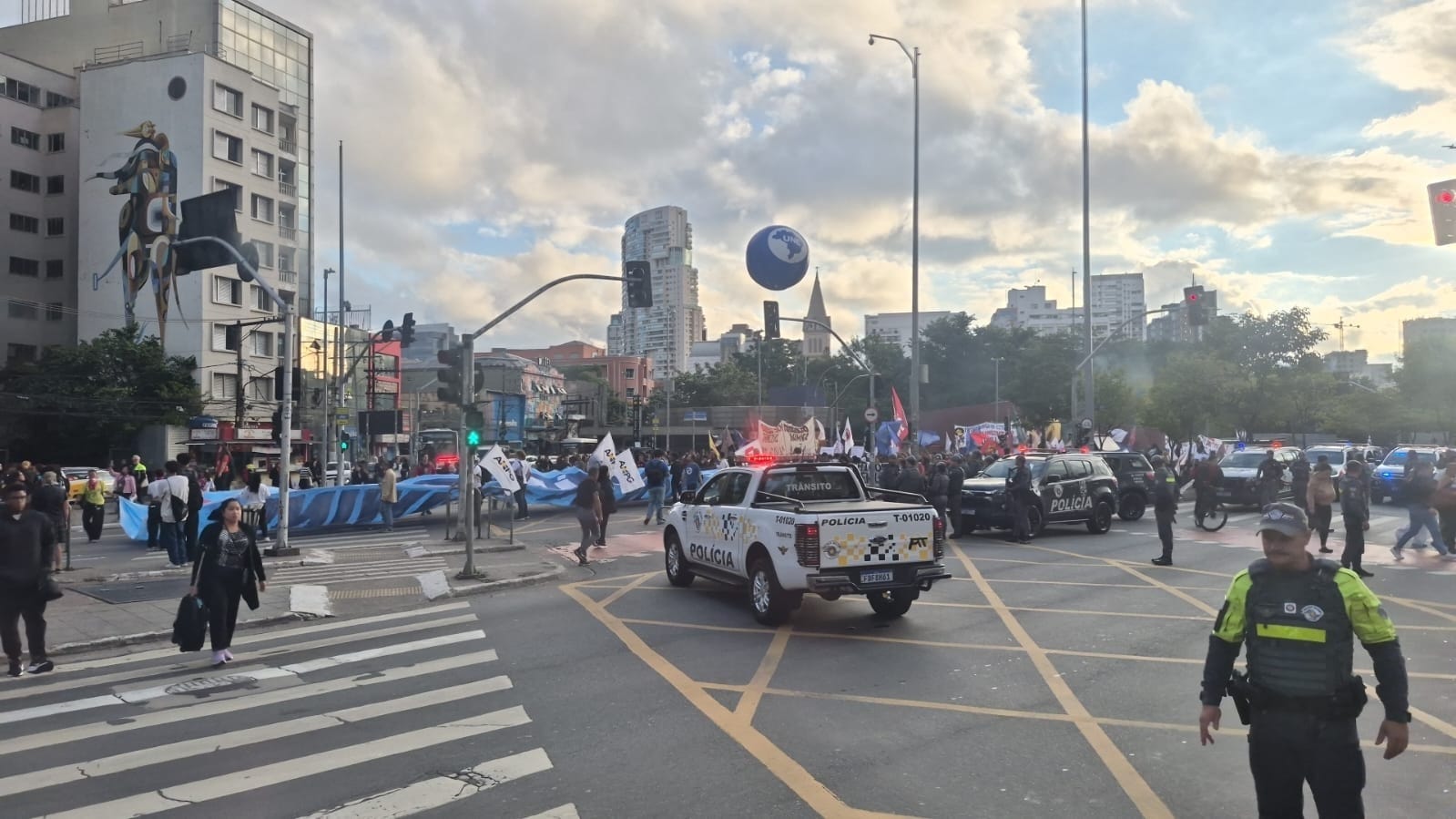 Protesto provoca interdições e causa lentidão na região do Morumbi, em SP