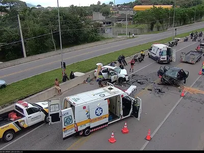 Acidente entre carros deixa duas pessoas em estado grave em Caraguatatuba